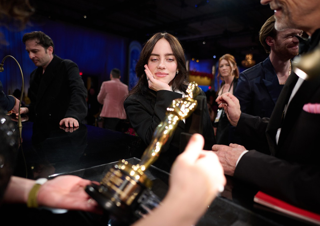 Billie Eilish a câștigat al doilea premiu Oscar din carieră. Aici se uită la celebra statuetă