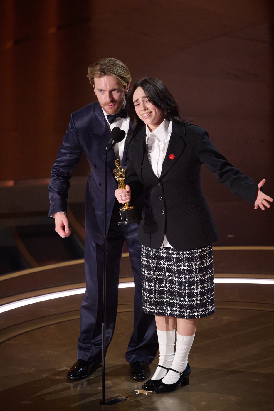 Billie Eilish a câștigat al doilea premiu Oscar din carieră. Aici cei doi sunt pe scenă și mulțumesc pentru premiu / Profimedia Images