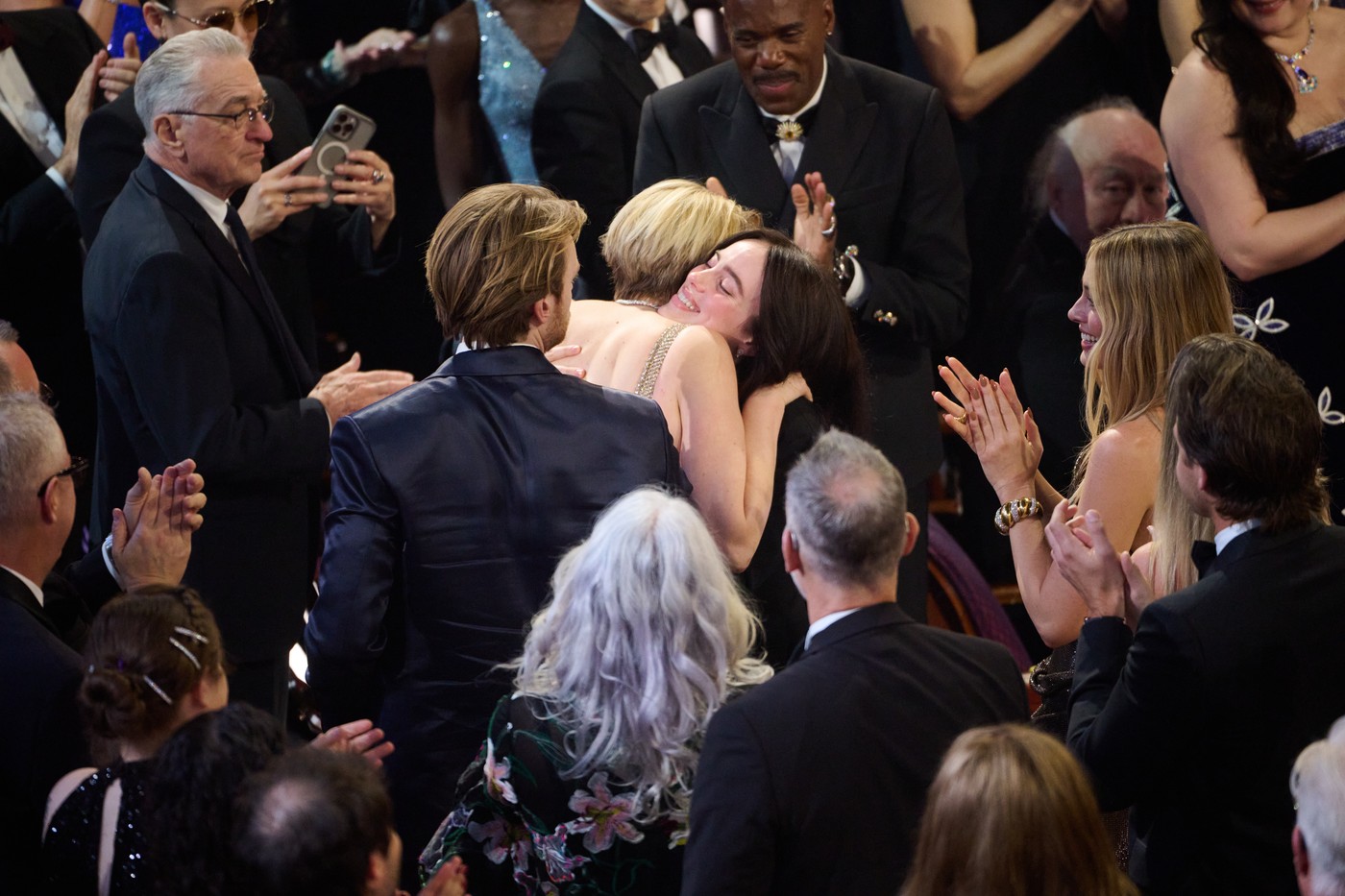 Billie Eilish a câștigat al doilea premiu Oscar din carieră. Aici este îmbrățișată imediat ce a fost anunțat premiul