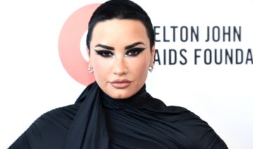 Demi Lovato tunsă scurt și îmbrăcată într-o ținută neagră
