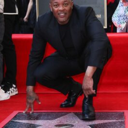 Dr. Dre a primit o stea pe Hollywood Walk of Fame. El a purtat un costum negru, elegant