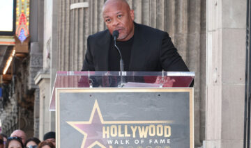 Dr. Dre a primit o stea pe Hollywood Walk of Fame. El a purtat un costum negru, la discursul de acceptare