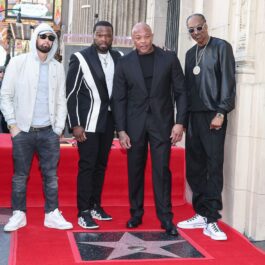 Dr. Dre a primit o stea pe Hollywood Walk of Fame. Eminem, Snoop Dogg și 50 Cent au fost lângă el