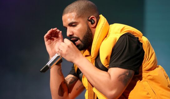Drake a adus un omagiu pentru mama și fiica decedate într-un accident rutier după concertul său. Cântărețul a donat 25.000 de dolari unui fan care a învins lupta împotriva cancerului
