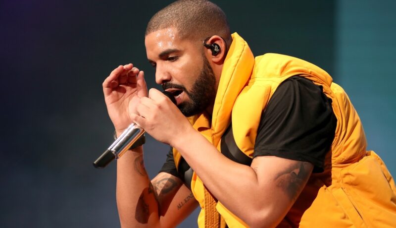 Drake a adus un omagiu pentru mama și fiica decedate într-un accident rutier după concertul său. Cântărețul a donat 25.000 de dolari unui fan care a învins lupta împotriva cancerului