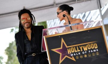 Lenny Kravitz are o stea pe Hollywood Walk of Fame. Aici este la pupitru, împreună cu fiica lui, Zoe