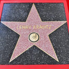 Lenny Kravitz are o stea pe Hollywood Walk of Fame. În imagine este steaua care îi recunoaște meritele. În imagini este steaua la care mulți doar visează