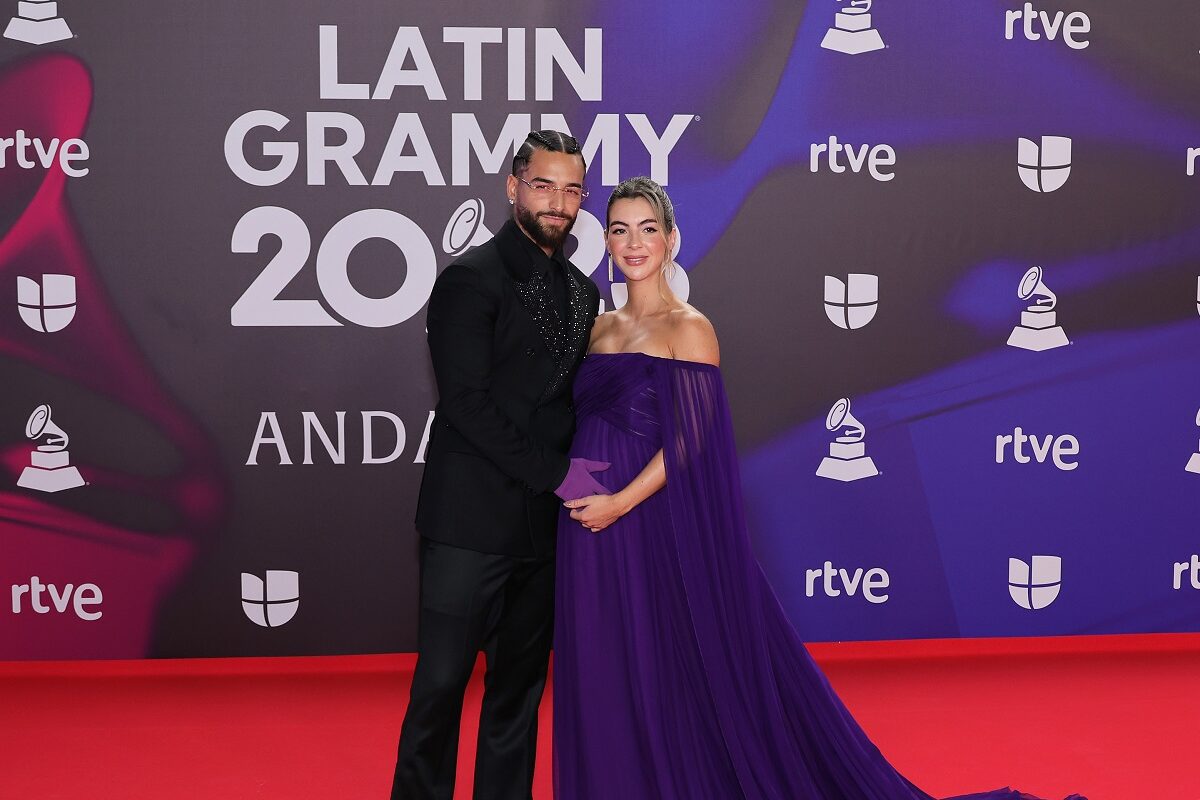 Maluma și Susana Gomez îmbrăcați elegant într-un costum negru și o rochie mov
