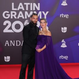 Maluma și Susana Gomez îmbrăcați elegant într-un costum negru și o rochie mov