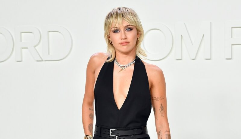 Miley Cyrus a cântat la o petrecere privată la Chateau Marmont. Diva a optat pentru o ținută all black, care i-a pus în evidență trupul bine lucrat