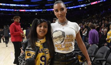 North West și Kim Kardashian îmbrăcate casual la un meci de baschet