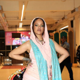 Rihanna a fost criticată pentru performanța ei. Aici poartă un sari roz