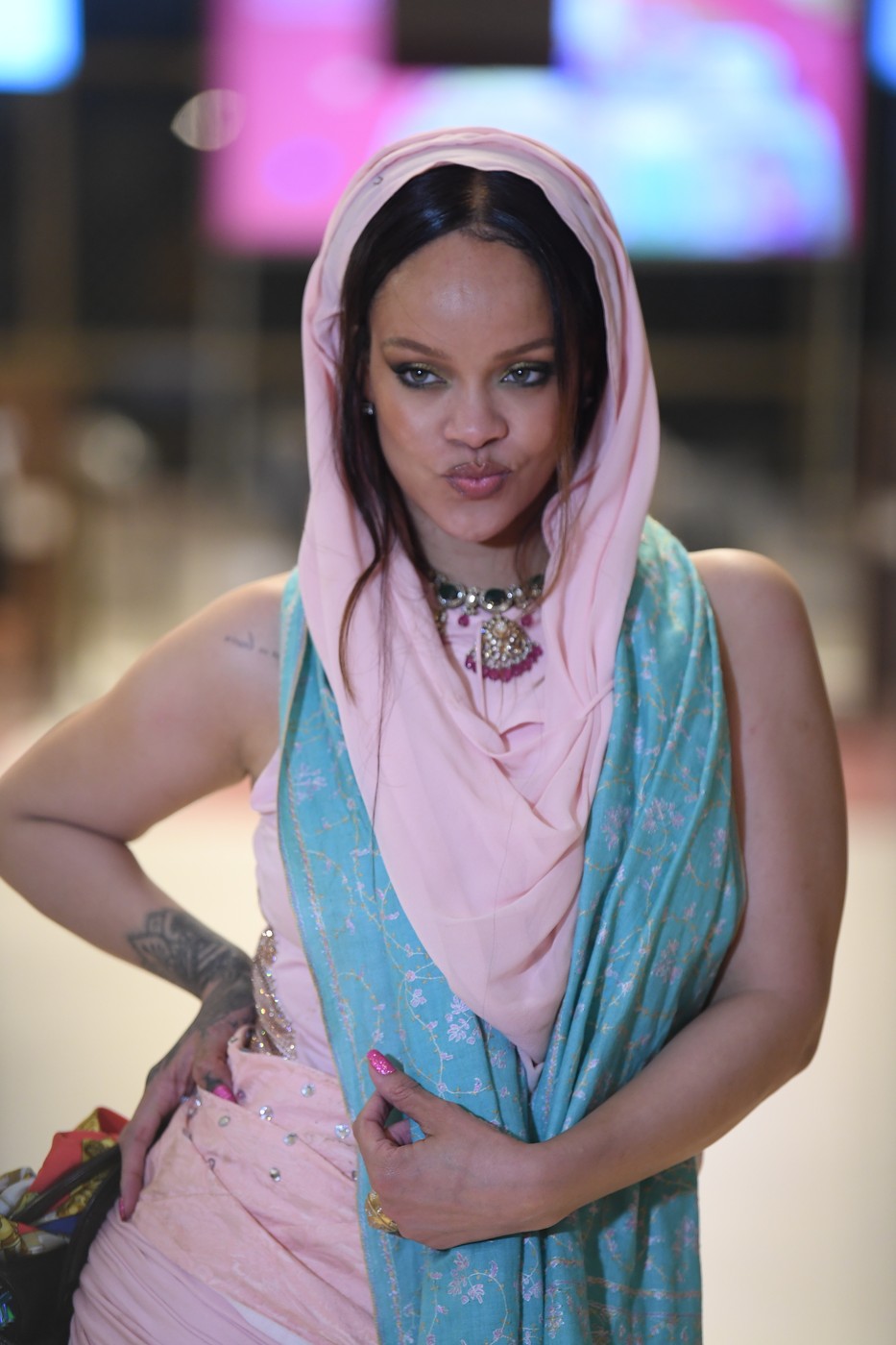 Rihanna a fost criticată pentru performanța ei. Aici poartă un sari roz și bleu care îi vine foarte bine