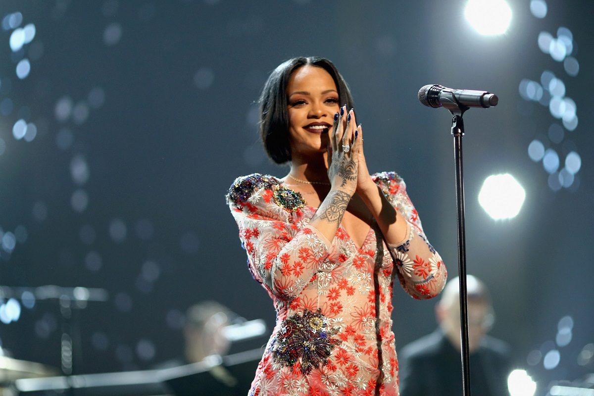 Rihanna îmbrăcată într-o rochie transparentă împrimată cu flori albe și portocalii