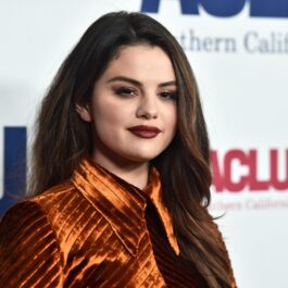Selena Gomez îmbrăcată într-o ținută catifelată de culoarea bronzului