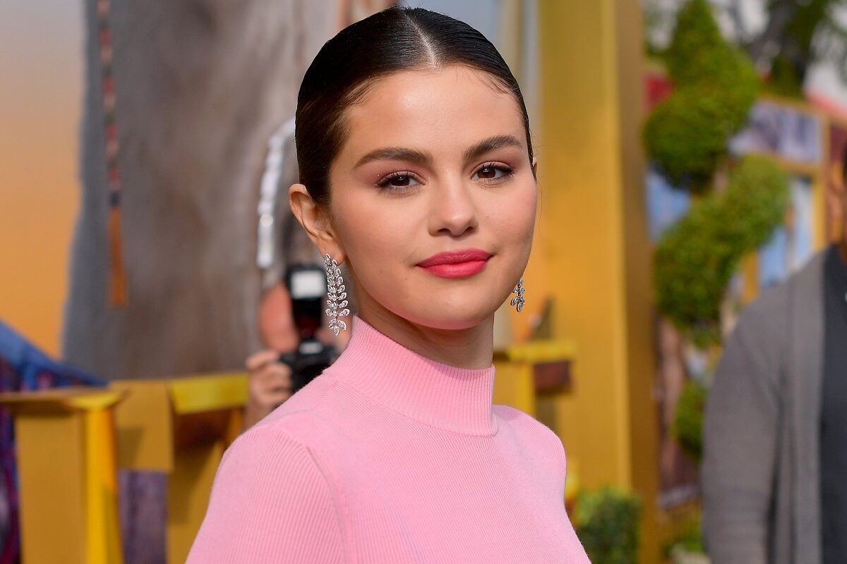 Selena Gomez îmbrăcată cu o maletă roz și machiată delicat