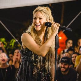 Shakira a fost fotografiată într-un costum de baie minuscul. Aici este pe scenă în timpul unui concert