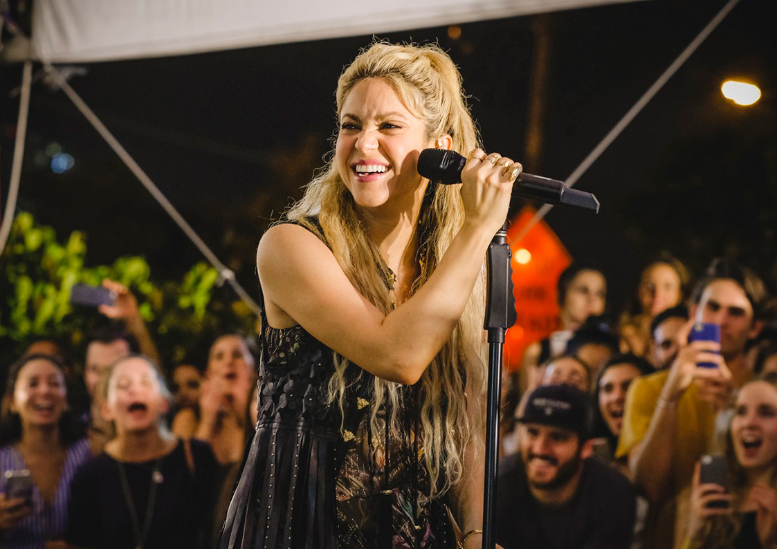 Shakira a fost fotografiată într-un costum de baie minuscul. Aici este pe scenă în timpul unui concert