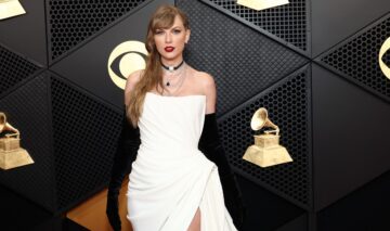 Taylor Swift îmbrăcată cu o rochie albă fără umeri și mănuși negre lungi