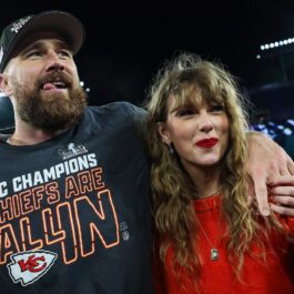 Taylor Swift și Travis Kelce îmbrățișându-se după un meci din AFC Championship