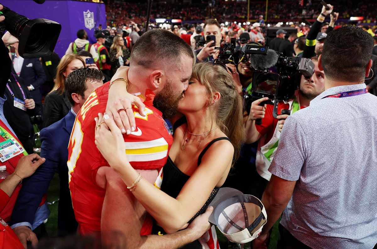 Travis Kelce și Taylor Swift sărutându-se după meciul de la Super Bowl 2024