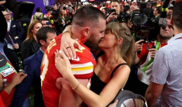Travis Kelce și Taylor Swift sărutându-se după meciul de la Super Bowl