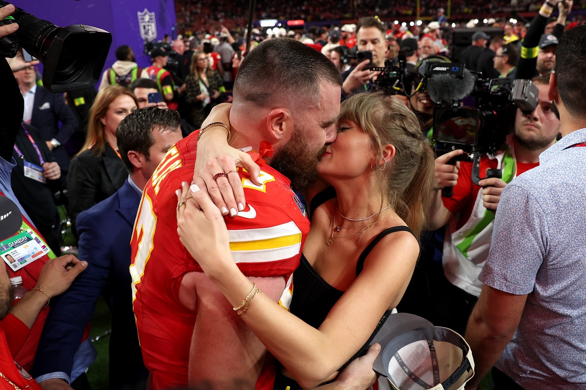 Travis Kelce și Taylor Swift sărutându-se după meciul de la Super Bowl