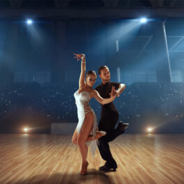 Un cuplu care dansează într-o sală de dans