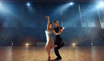 Un cuplu care dansează într-o sală de dans