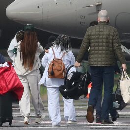 Rihanna, în haine lejere, pe aeroport