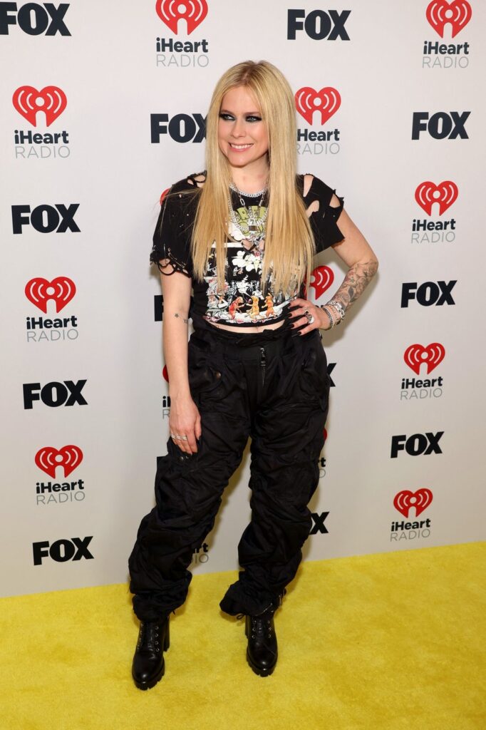 Avril Lavigne, într-o ținută sport, din tricou și pantaloni largi