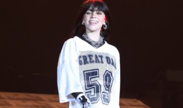 Billie Eilish îmbrăcată într-un tricou imens cu numărul 59 inscripționat în mijloc