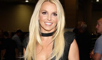 Britney Spears îmbrăcată într-o ținută complet neagră cu un decolteu adânc