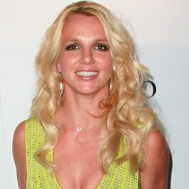 Britney Spears îmbrăcată într-o rochie decoltată de culoare verde lime
