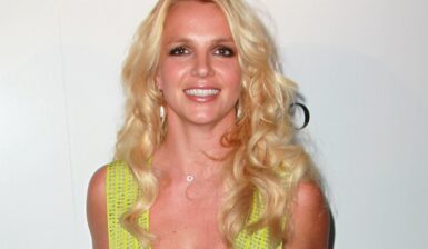 Britney Spears îmbrăcată într-o rochie decoltată de culoare verde lime