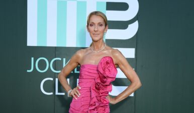 Celine Dion îmbrăcată într-o rochie roz mulată fără mâneci și cu ornamente în formă de flori