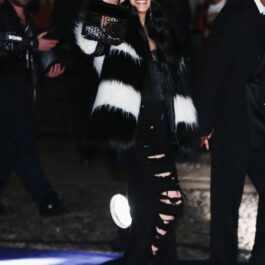 Cher, cu o pereche de blugi evazați