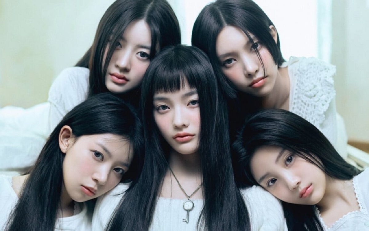 Cele cinci fete din formația ILLIT îmbrăcate în alb