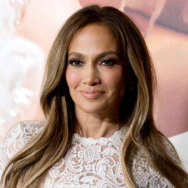 Jennifer Lopez îmbrăcată într-o rochie din dantelă albă