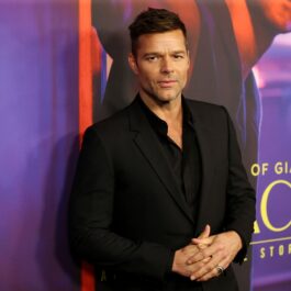 Ricky Martin îmbrăcat într-un costum negru cu o cămașă de aceeași culoare