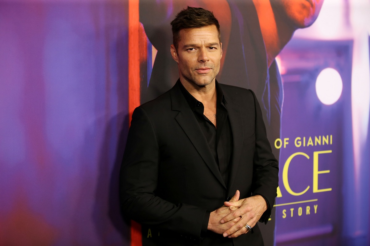 Ricky Martin îmbrăcat într-un costum negru cu o cămașă de aceeași culoare