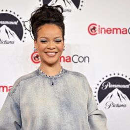 Rihanna și-a făcut apariția cu un look dramatic la un eveniment. Cântăreața a optat pentru o ținută supradimensionată