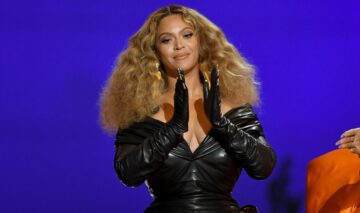 Beyonce îmbrăcată într-o ținută neagră cu un decolteu adânc