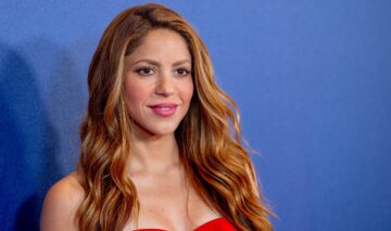 Shakira îmbrăcată într-o rochie de culoare roșie fără umeri