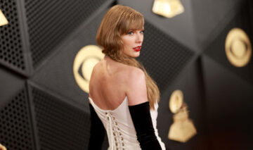 Taylor Swift, cu spatele la fotografi, la Premiile Grammy