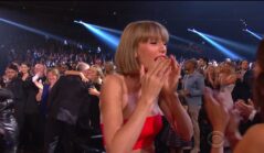 Taylor Swift, cu mâinile la față, la un eveniment