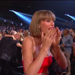 Taylor Swift, cu mâinile la față, la un eveniment