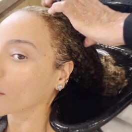 Beyonce, în timp ce se spală pe cap