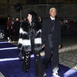 Cher, într-o haină din blană, la un eveniment