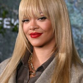 Rihanna, cu o perucă blondă și un machiaj strident